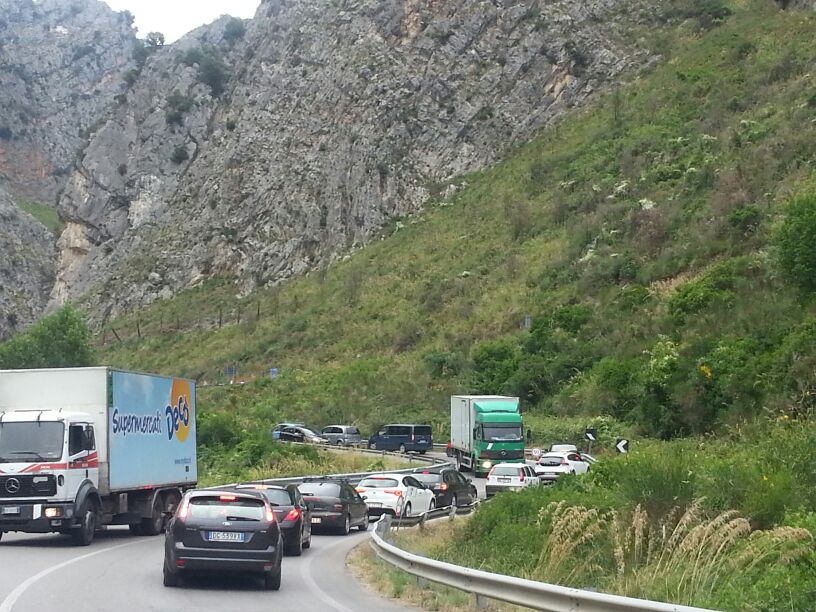 Mingardina, auto contro scooter: traffico bloccato