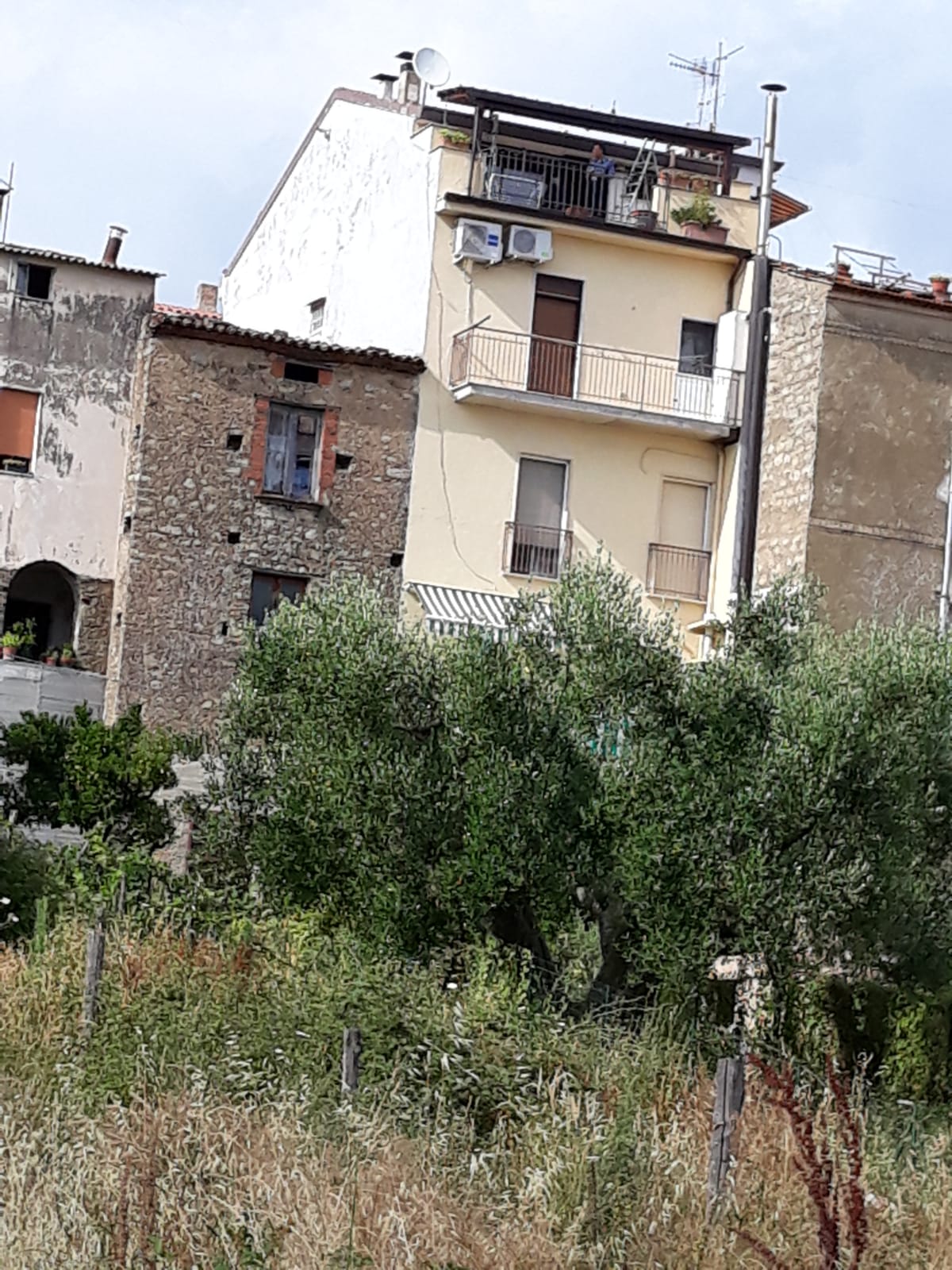 Tragedia a Moio della Civitella, precipita dal balcone mentre monta la tenda