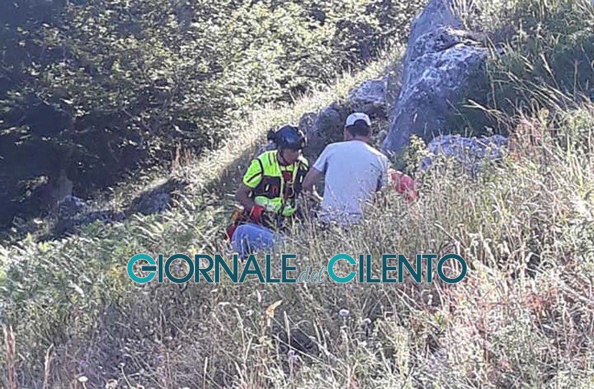 Cade su pendio roccioso: soccorso in elicottero un 59enne