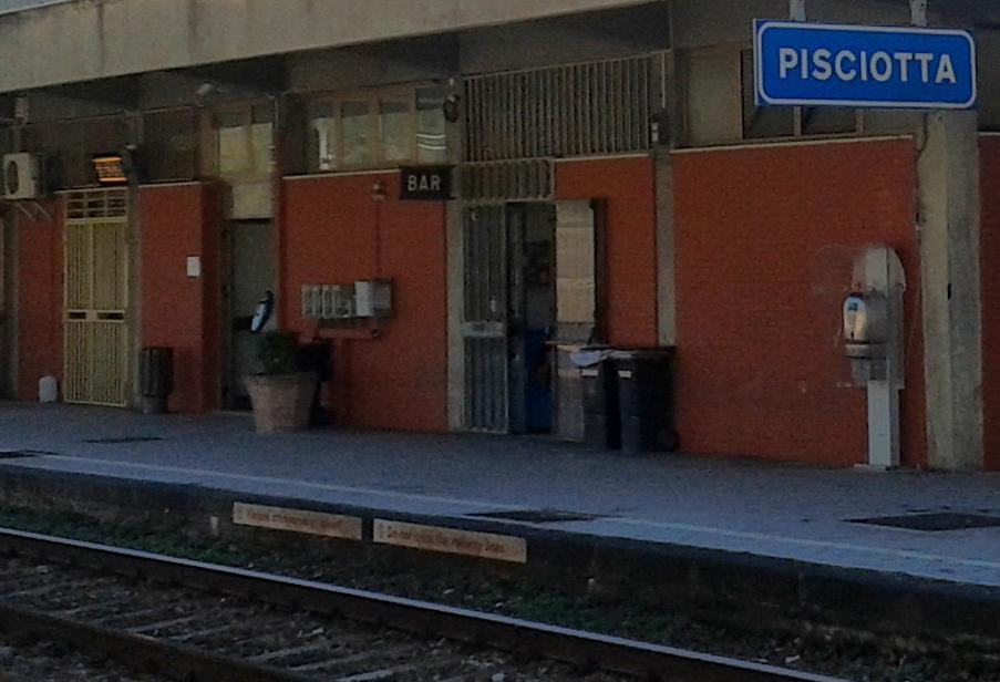 Paura alla stazione di Pisciotta, autista pullman aggredito