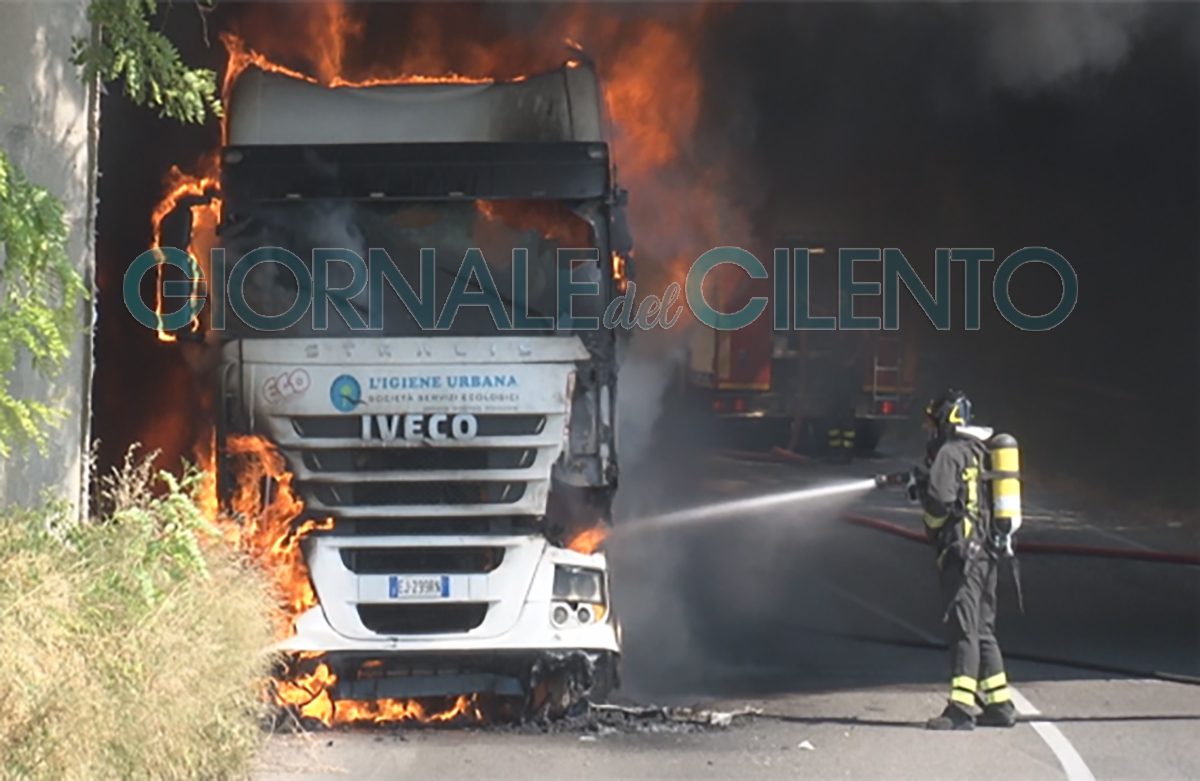 Cilento, tir avvolto dalle fiamme: conduce salvo