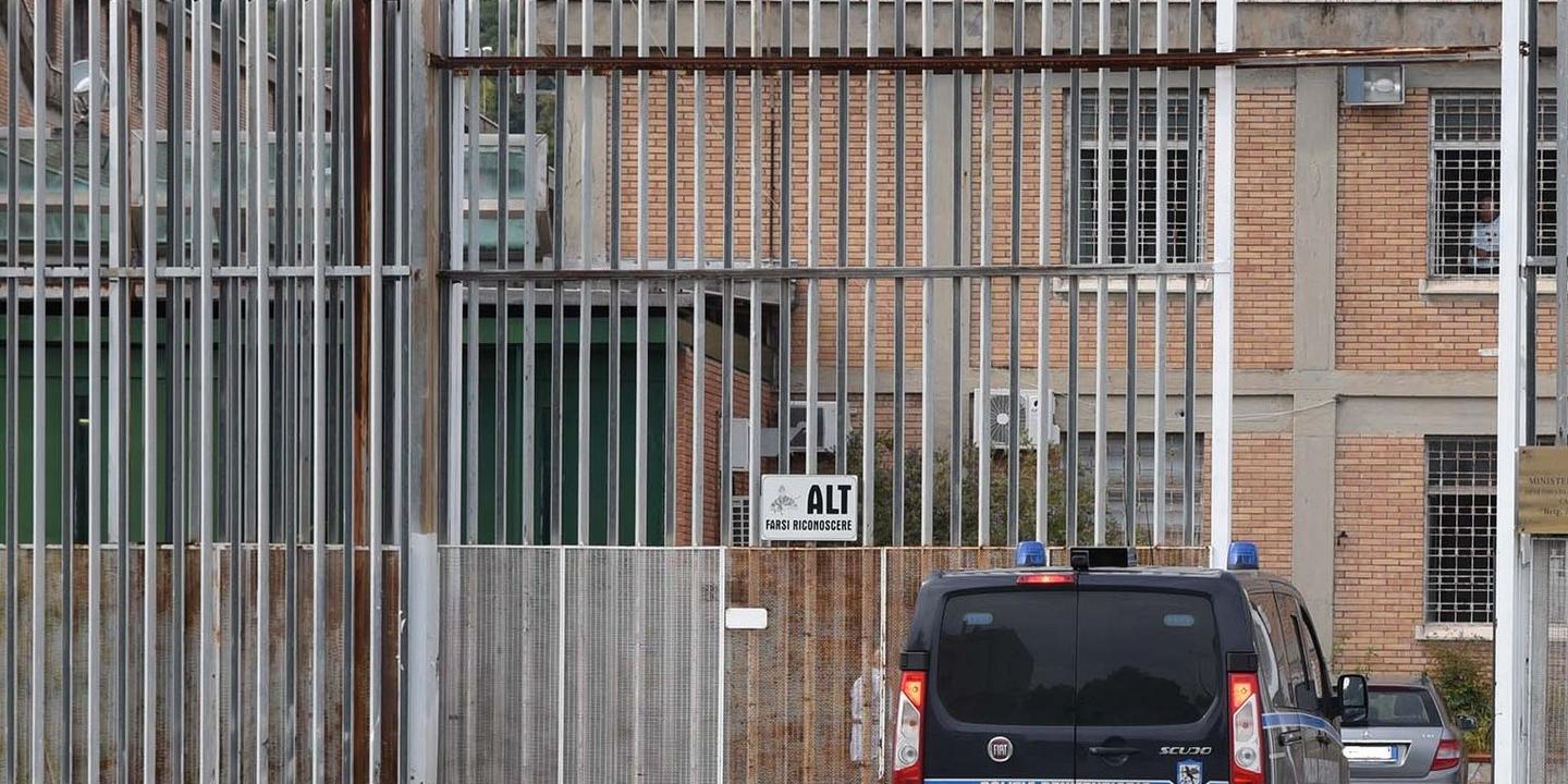 Carcere Salerno, guardie trovano 10 cellulari nascosti