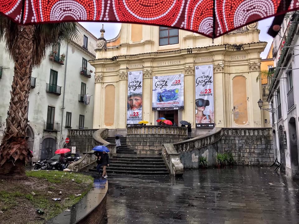 Ombrelli colorati e pozzanghere, così ho incontrato Van Gogh a Salerno