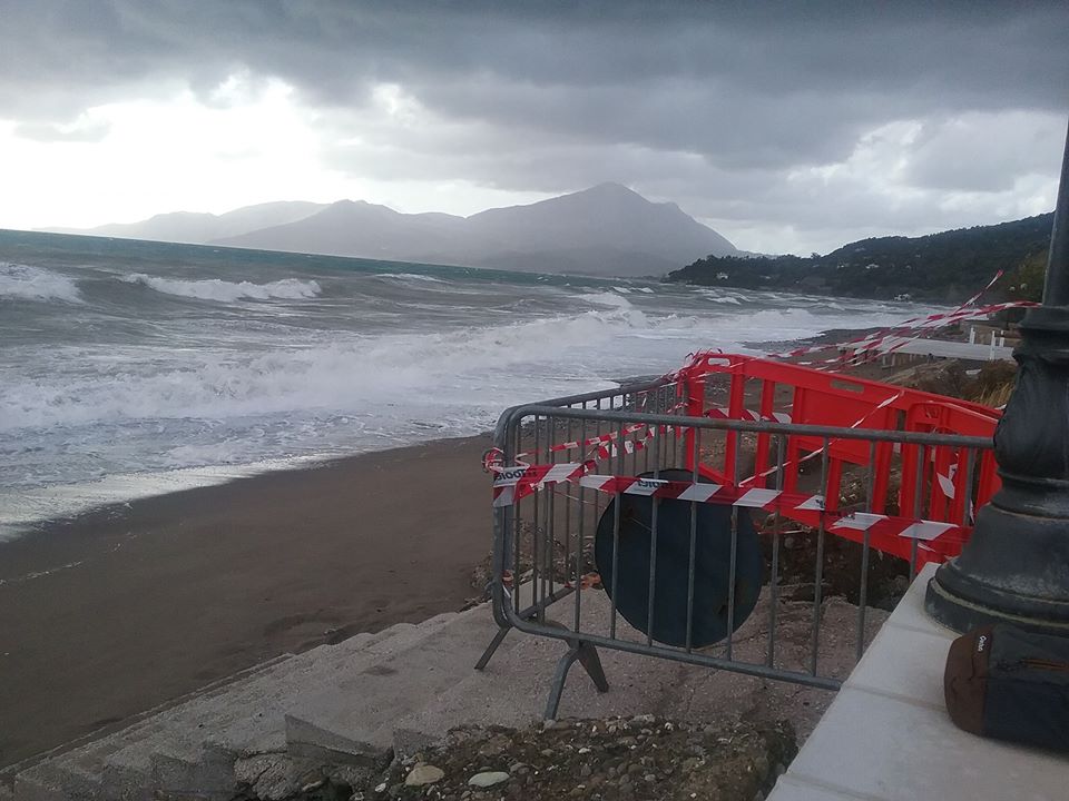 Fusto ritrovato in spiaggia a Villammare, all’interno solo acqua