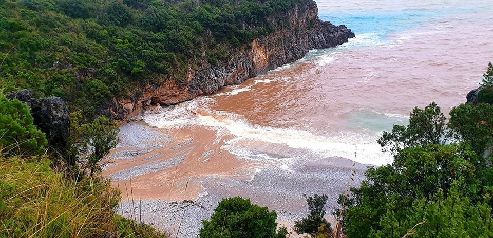 Camerota: fiume di fango sulla spiaggia del Pozzallo