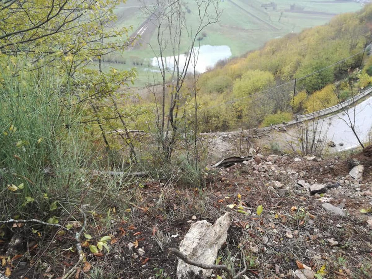 Maltempo: frana la montagna, due paesi isolati