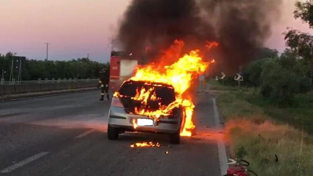 Cilento, auto avvolta dalle fiamme: paura per conducente