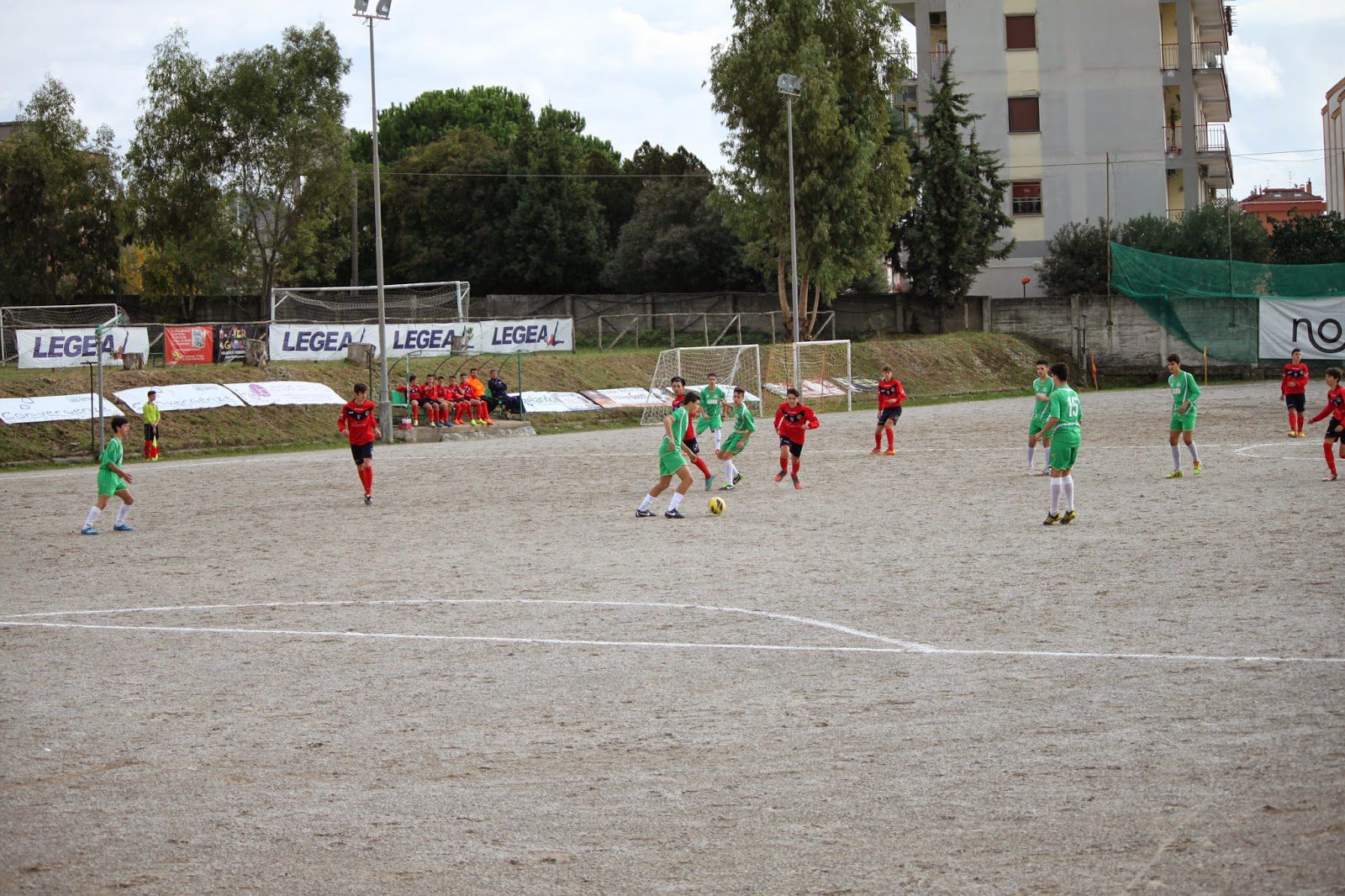 Fulmine su campo da calcio: due 15enni in ospedale