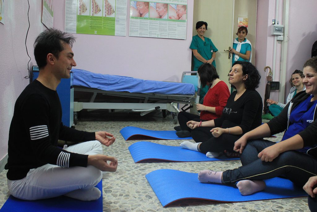 Yoga in gravidanza, future mamme coccolate all’ospedale di Sapri