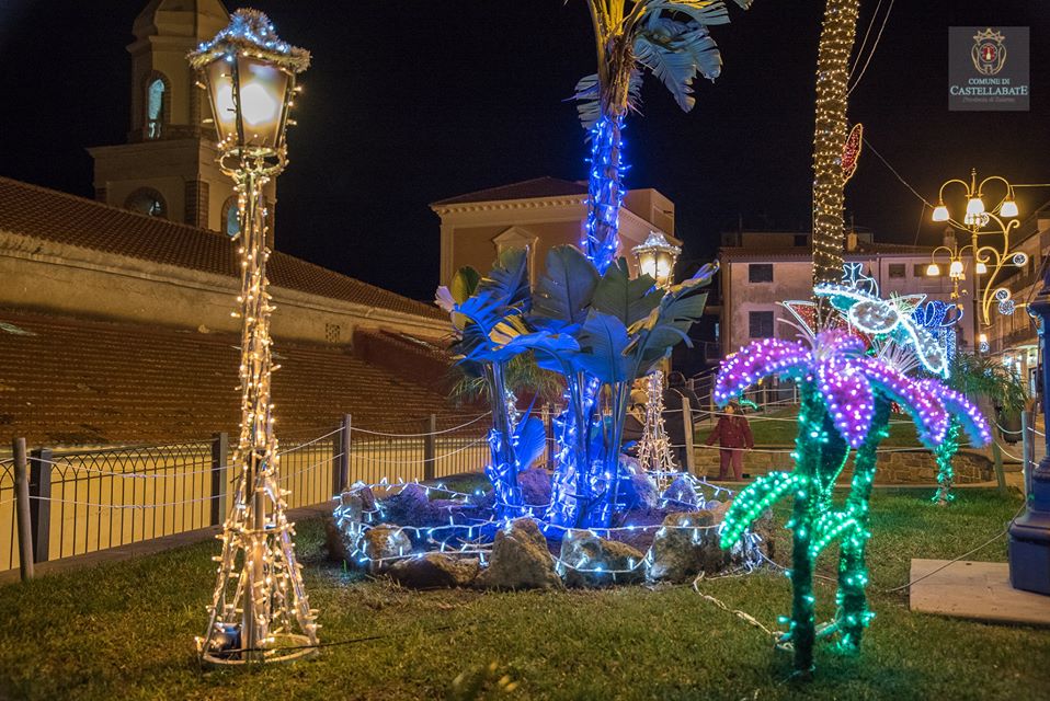 Castellabate indossa l’abito rosso e accende le sue luminarie