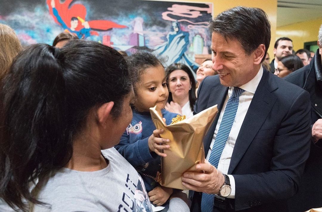 Il premier Conte in visita all’ospedale di Vallo: regali e sorrisi coi piccoli pazienti