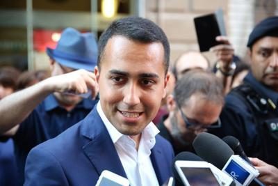 Luigi Di Maio a Salerno, incontro con gli attivisti e visita alle Luci d’Artista