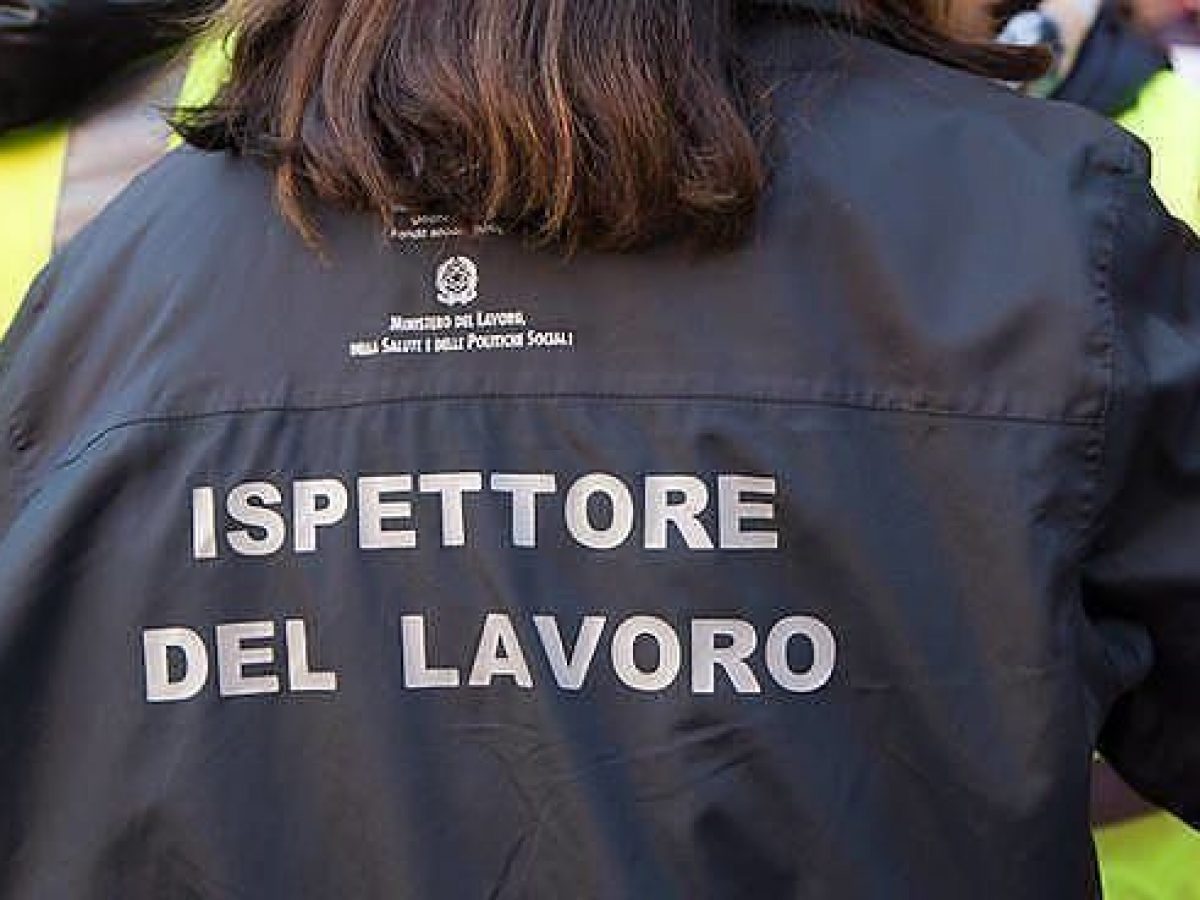 Lavoratrici in nero in un locale, multe e sequestri