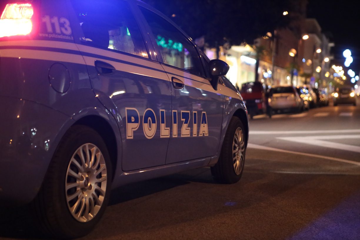 Movida violenta, rissa al bar: arriva la polizia e i litiganti scappano