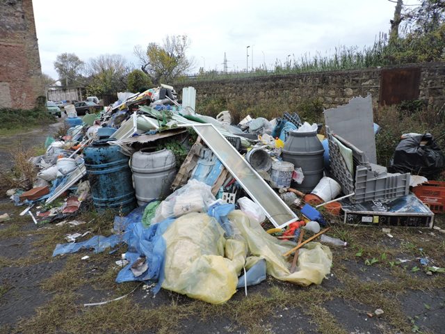 Scoperta discarica abusiva, abbandonati anche autoveicoli | FOTO