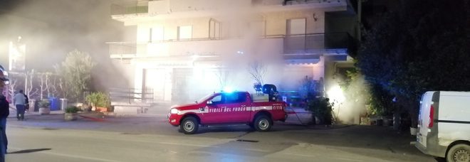 Cilento, negozio fiori avvolto da fiamme