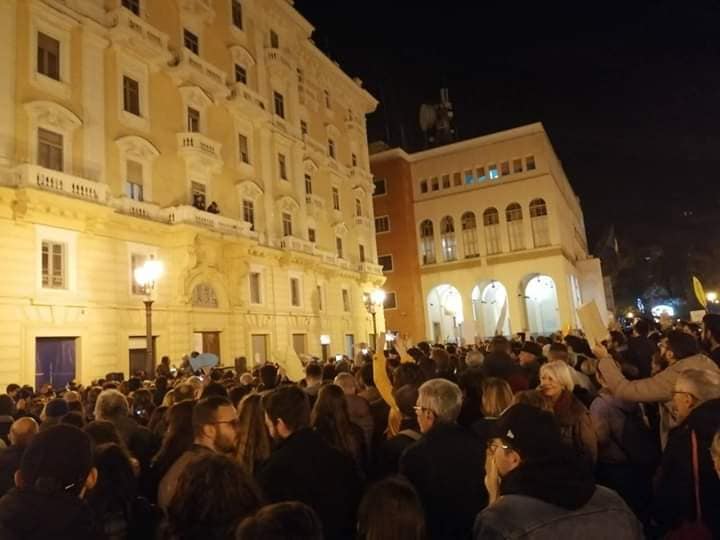 Sardine, oltre 3mila in piazza a Salerno: «L’ignoranza produce razzismo»