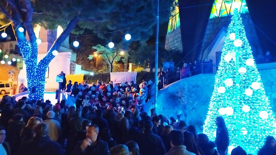 Eso Es Palinuro accende l’albero di Natale in piazza | FOTO e VIDEO