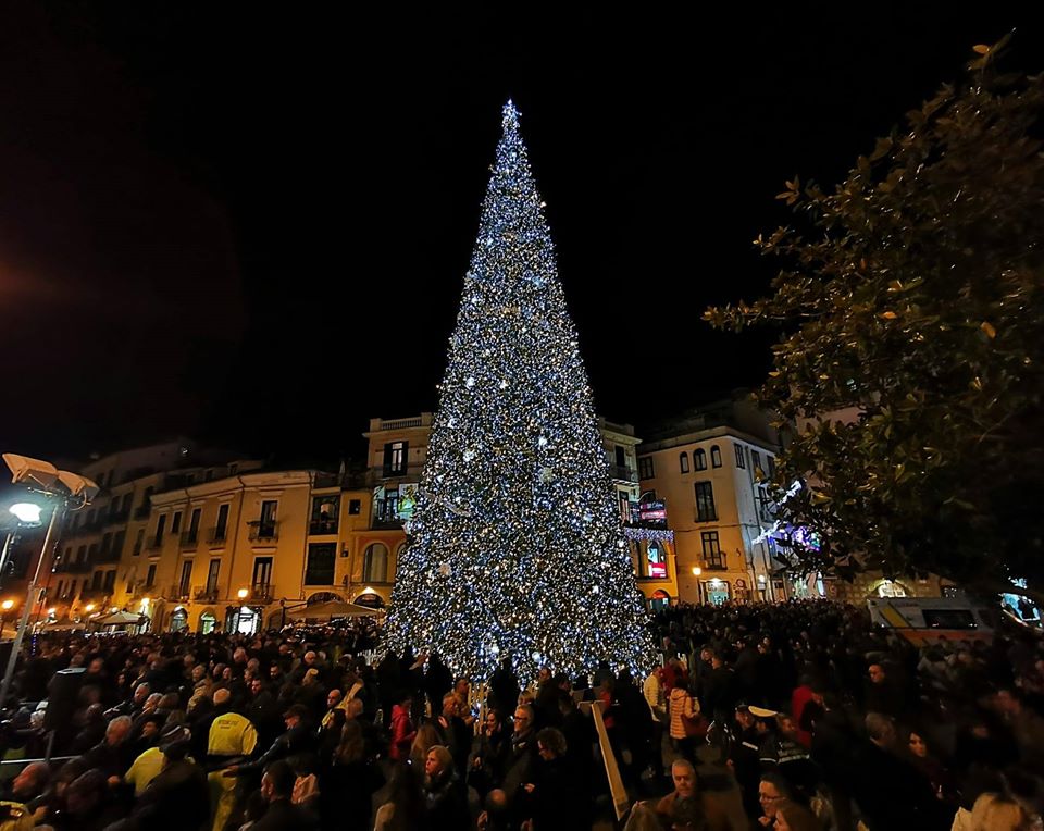Acceso il maxi albero di Natale a Salerno