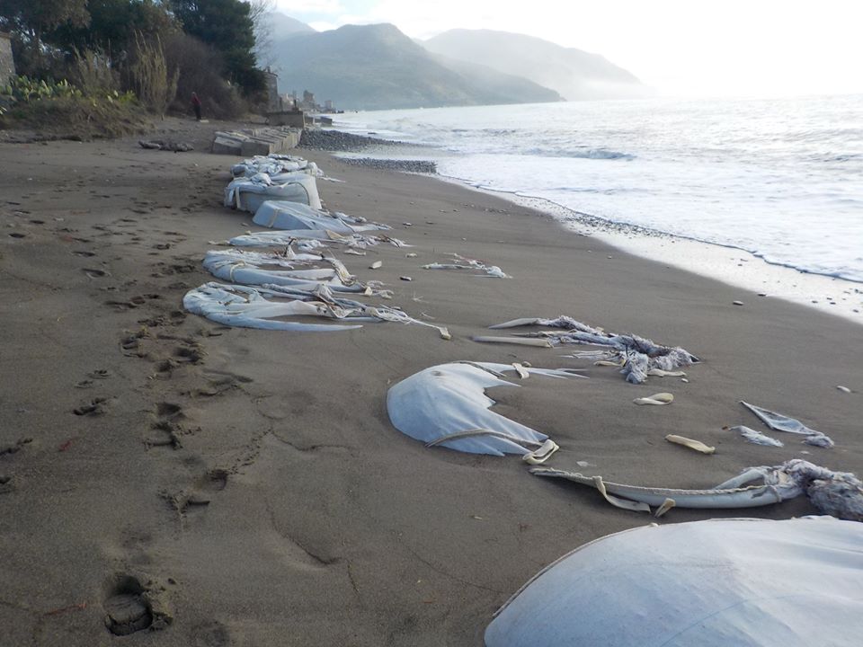 Golfo di Policastro, mareggiata supera la barriera di sacchi: «Non funziona»