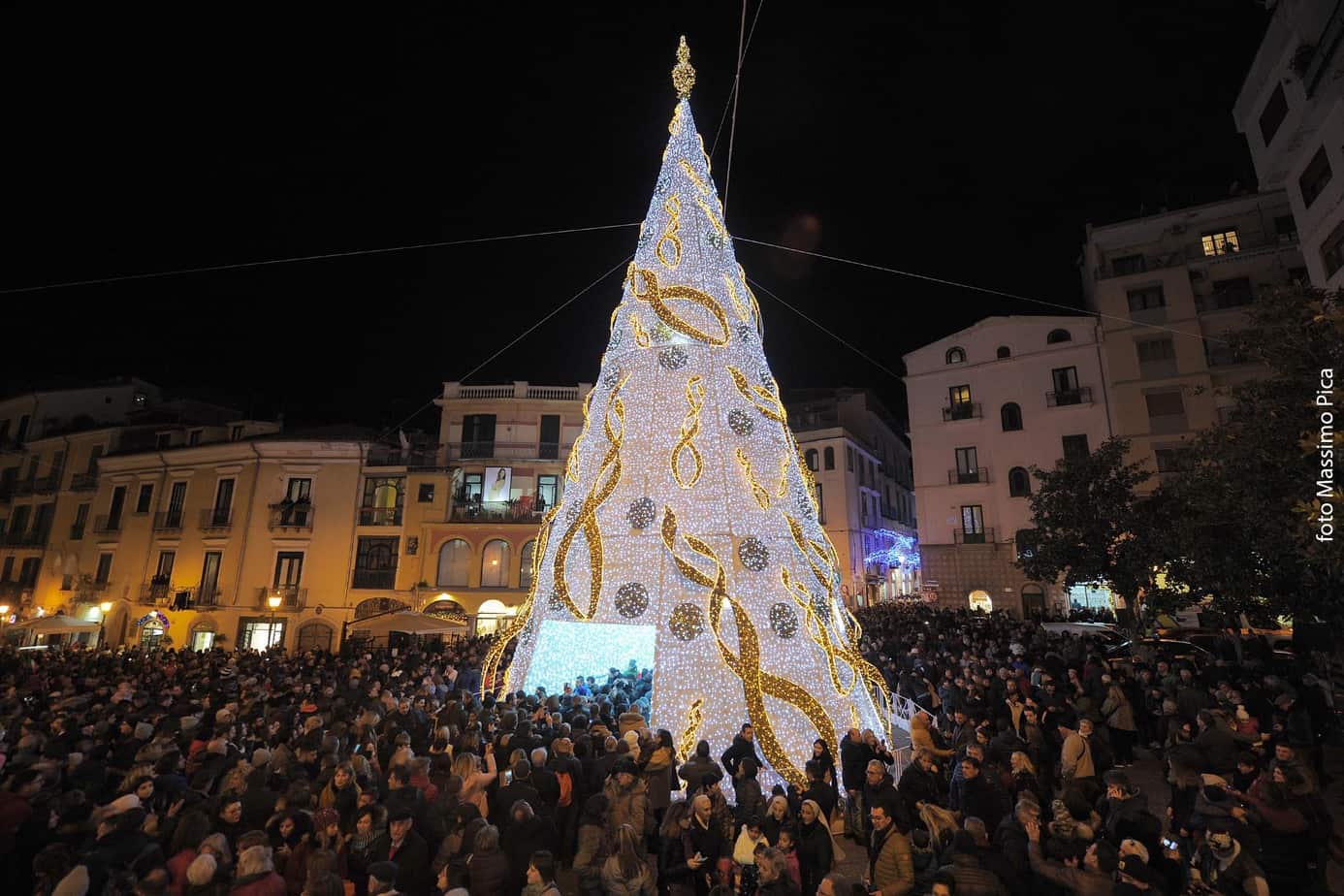 Salerno accende il maxi albero di Natale in piazza Portanova