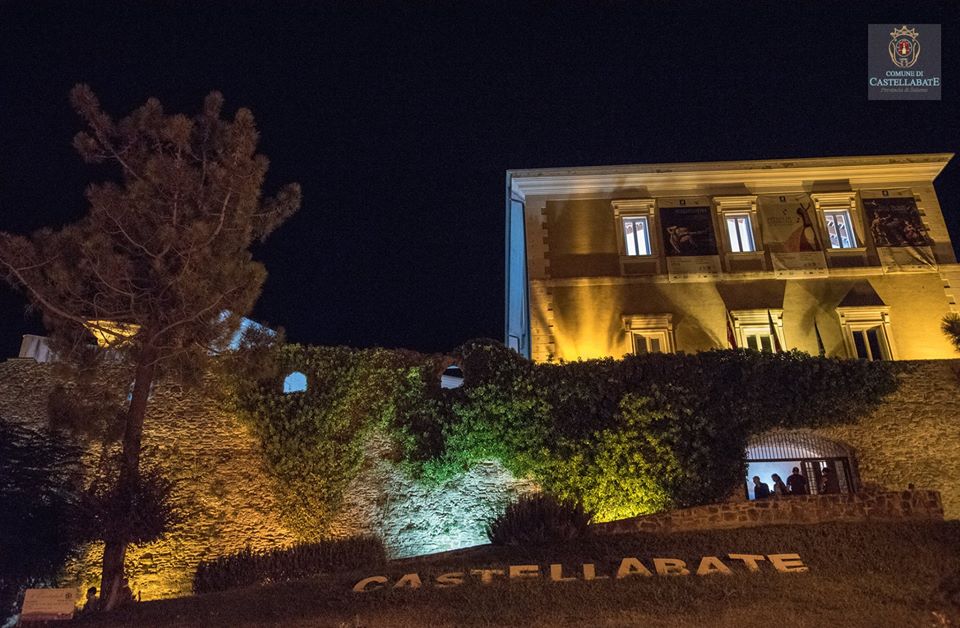 Caro bollette, Castellabate aderisce alla protesta e spegne le luci del Castello