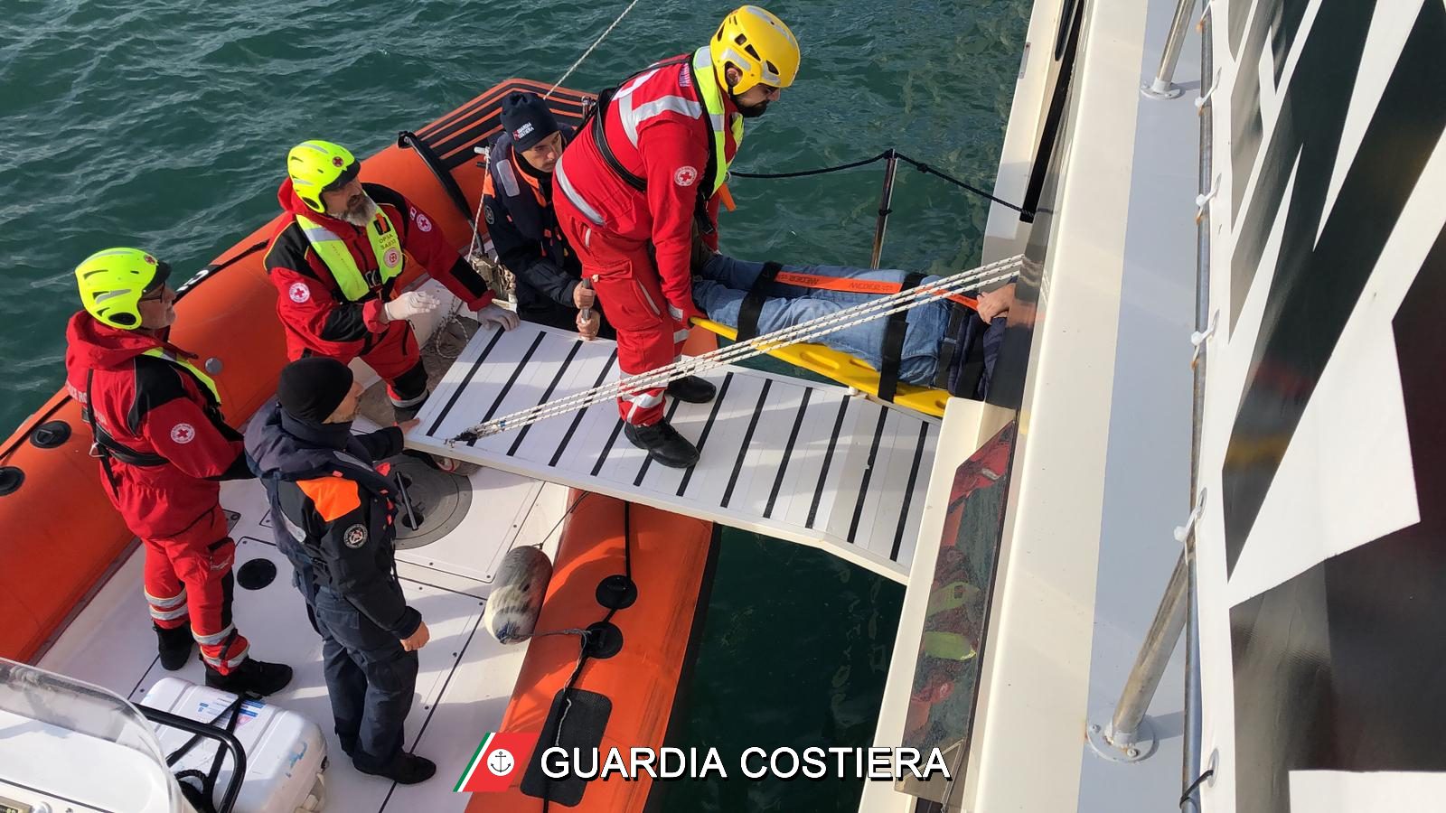 Emergenza nel porto di Salerno, esercitazione antinquinamento della Guardia costiera