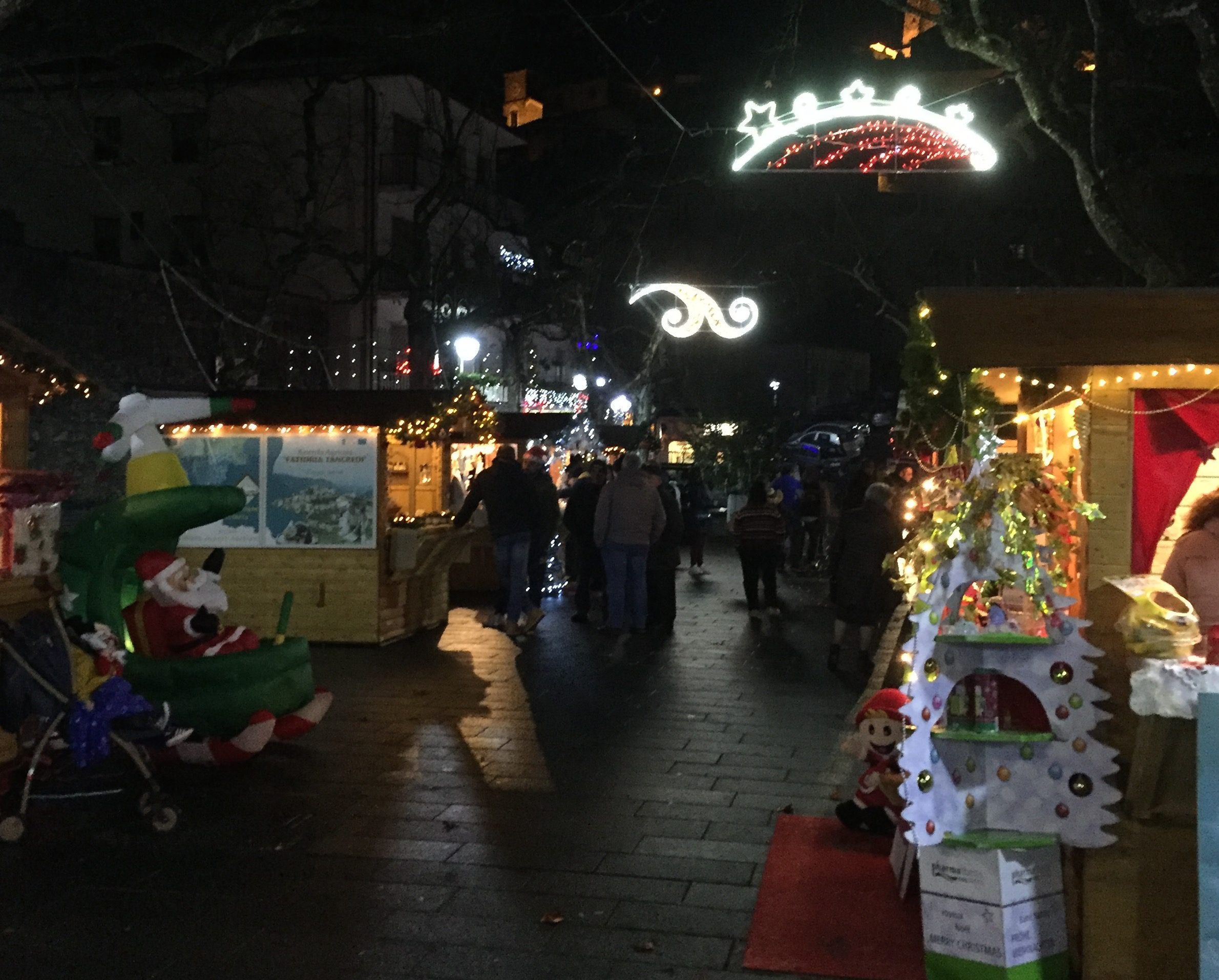 Caselle in Pittari si accende per il Natale: luci e mercatini in piazza