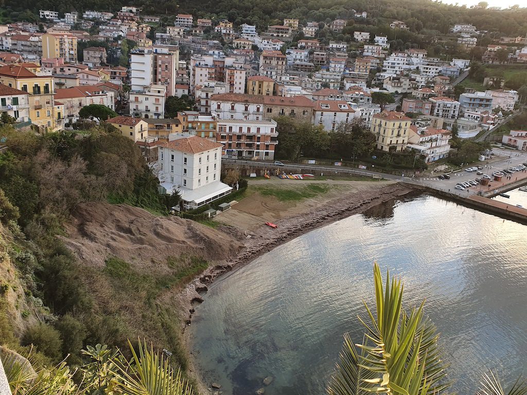 Montagna di Posidonia sulla spiaggia di Agropoli, il progetto dei cittadini 5 stelle