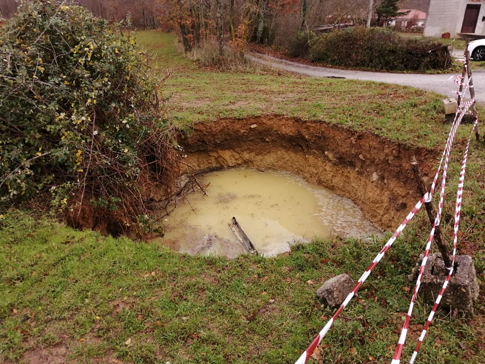 Sprofonda un pozzo, il crollo lambisce il bordo della strada