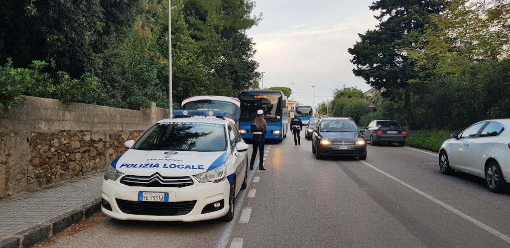 Autobus per il trasporto scolastico, 17 i verbali della polizia municipale