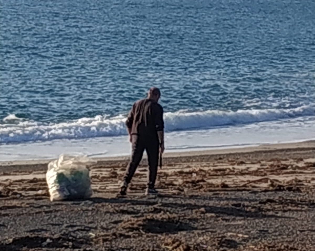 Senza proclami social ripulisce spiagge Cilento da plastica