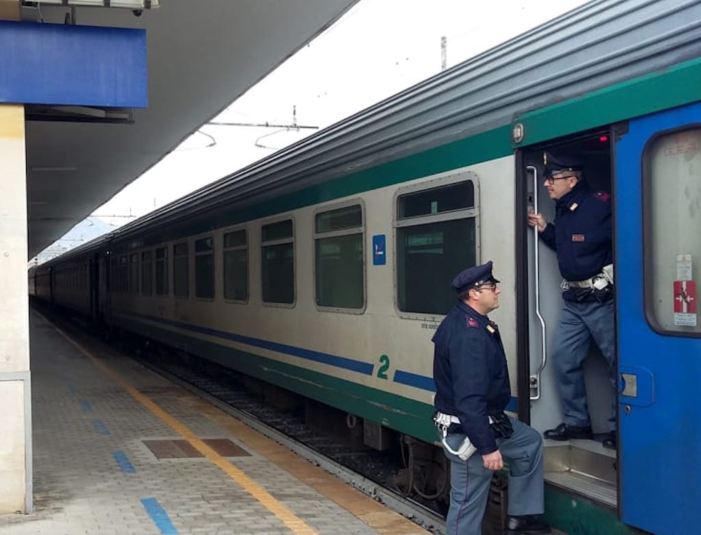 Dimentica figli e tira freno emergenza: bloccato treno partito da Cilento