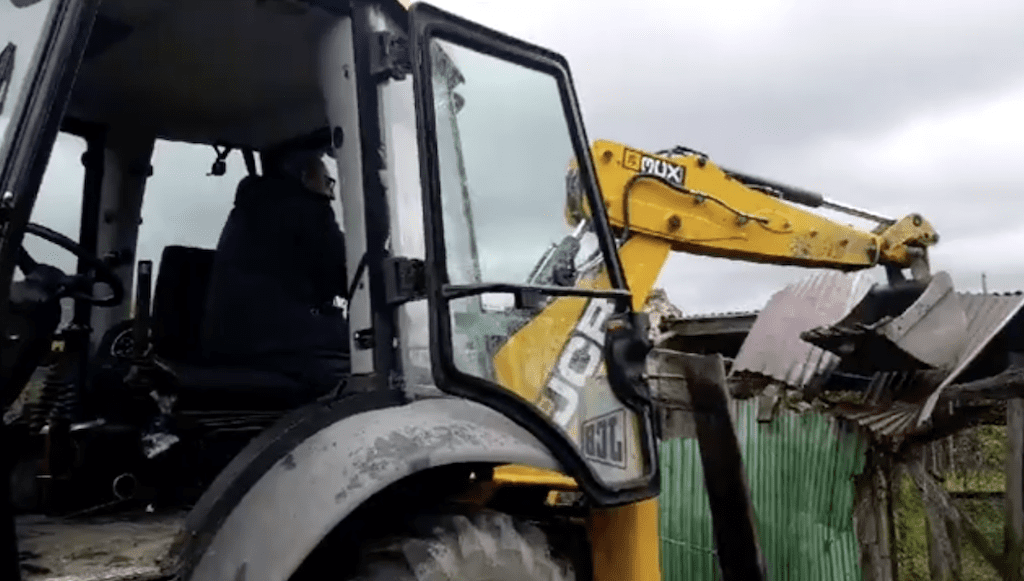 Cilento, sindaco su escavatore abbatte fabbricati | VIDEO