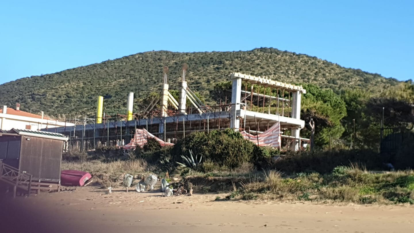 Cilento, colata di cemento a ridosso della spiaggia: la denuncia di Tarallo