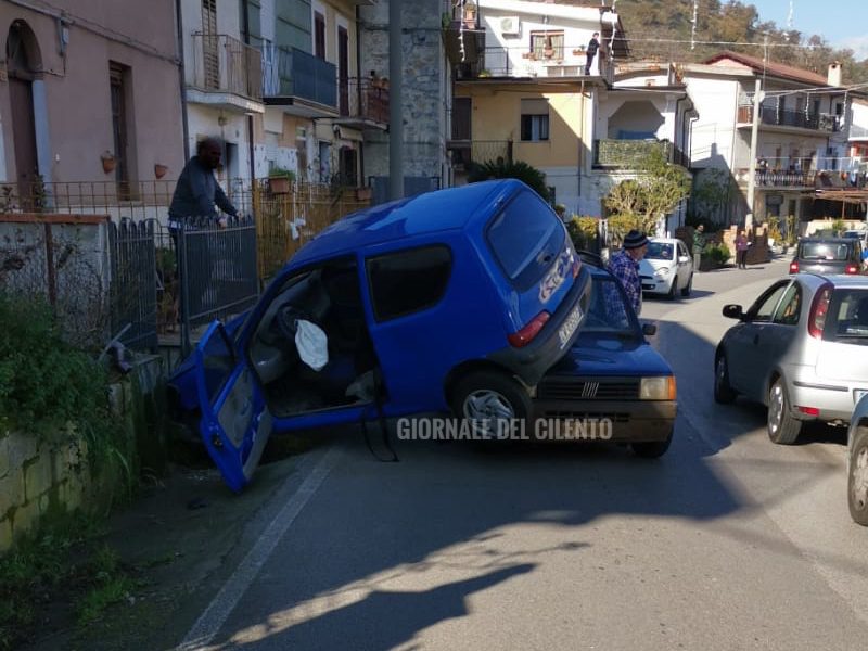 Camerota, incidente in pieno centro: conducenti illesi