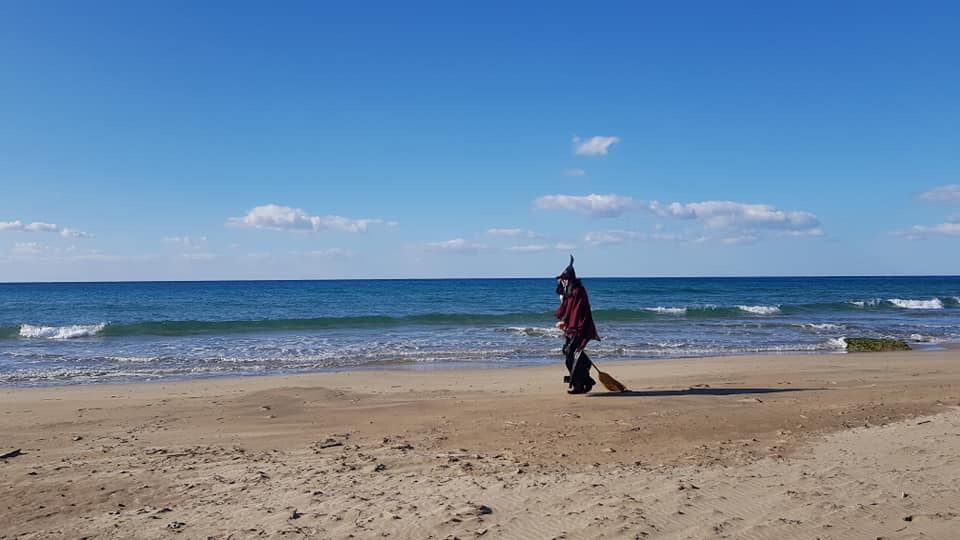 Cilento, la Befana lascia i dolci e porta via la plastica