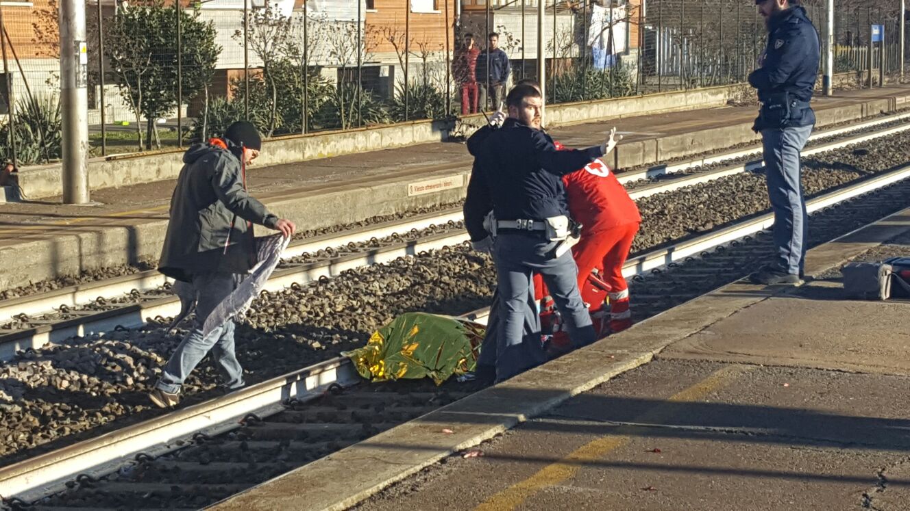 Tragedia, 39enne si uccide sotto al treno: ritardi e cancellazioni