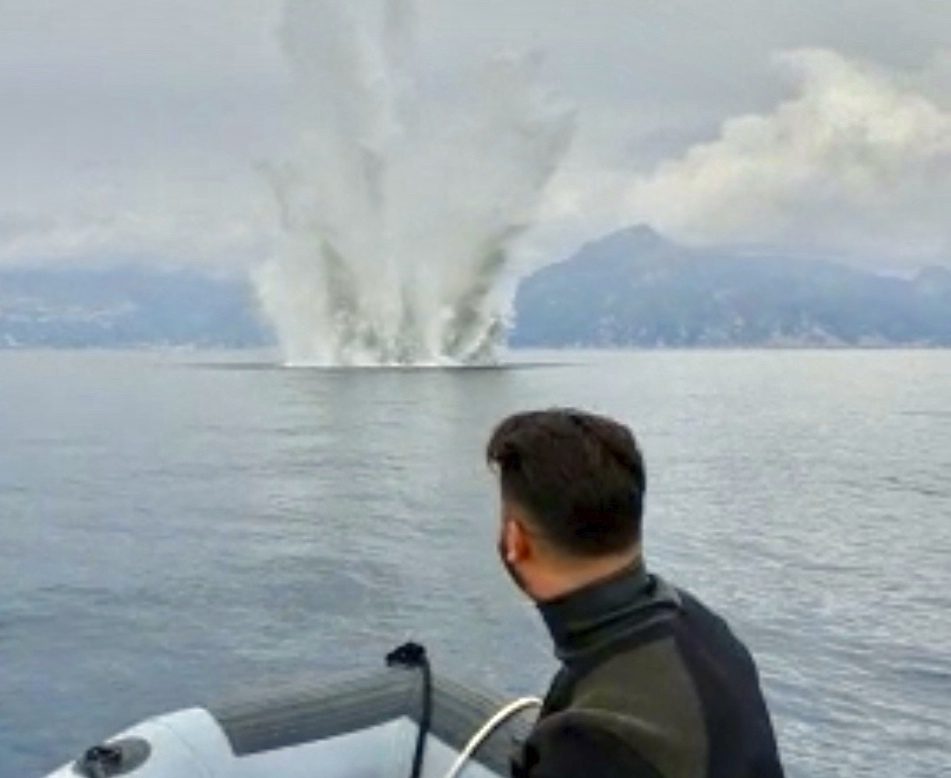 Bomba d’aereo della seconda guerra mondiale in mare neutralizzata a Salerno