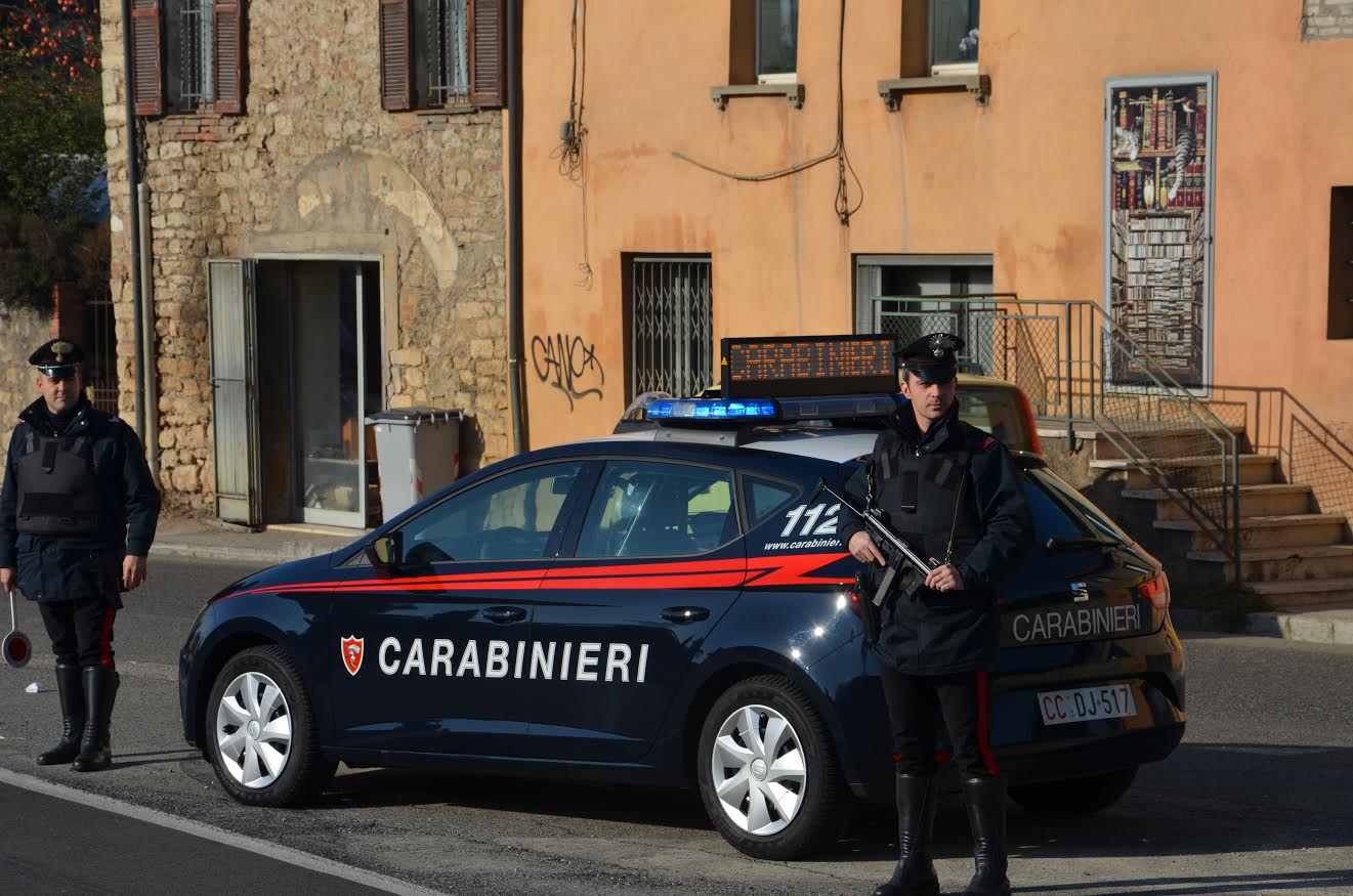 Sassano, passeggia senza autocertificazione e aggredisce i carabinieri:  arrestato