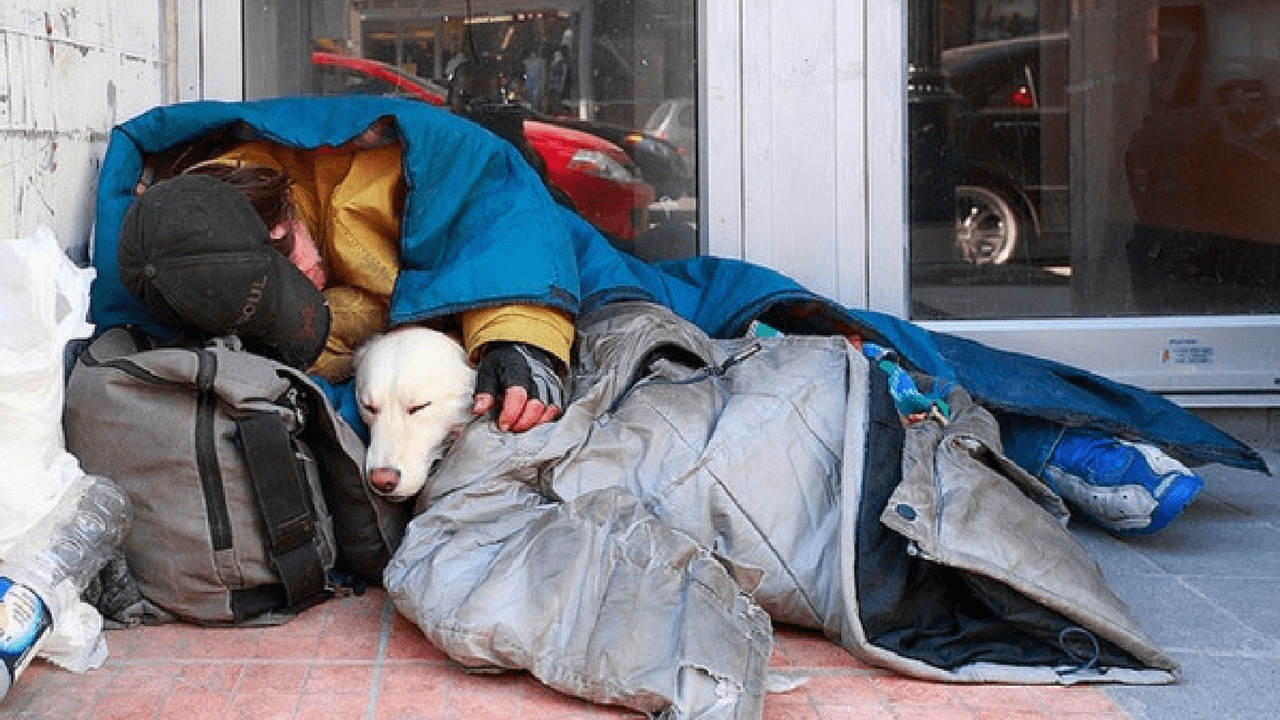 Picchiano senzatetto, due ragazzi fermati da carabiniere fuori servizio