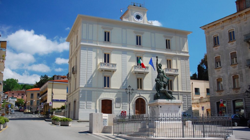 Vallo della Lucania, in piazza la lezione spettacolo “Oggi contatto la felicità”