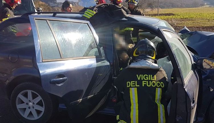 Incidente stradale sulla Bussentina, feriti incastrati tra le lamiere