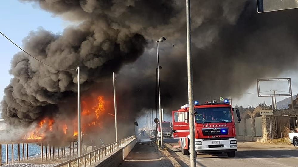 Incendio distrugge lido: ipotesi dolo