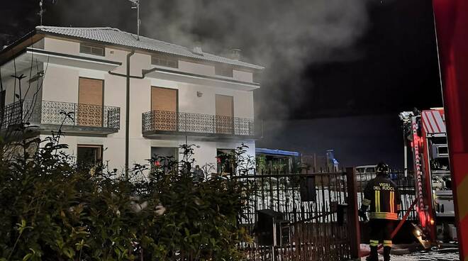 Cilento, appartamento in fiamme: 60enne salvata