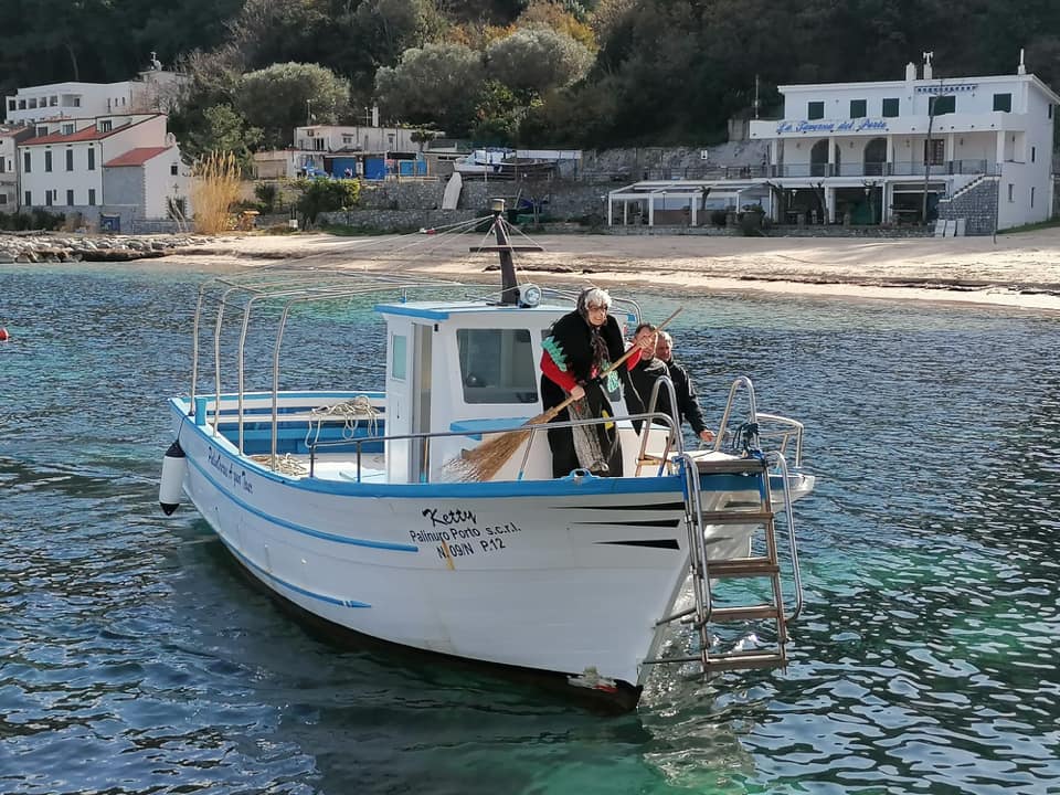 Palinuro, la befana e gli elfi arrivano dal mare e portano caramelle ai piccoli