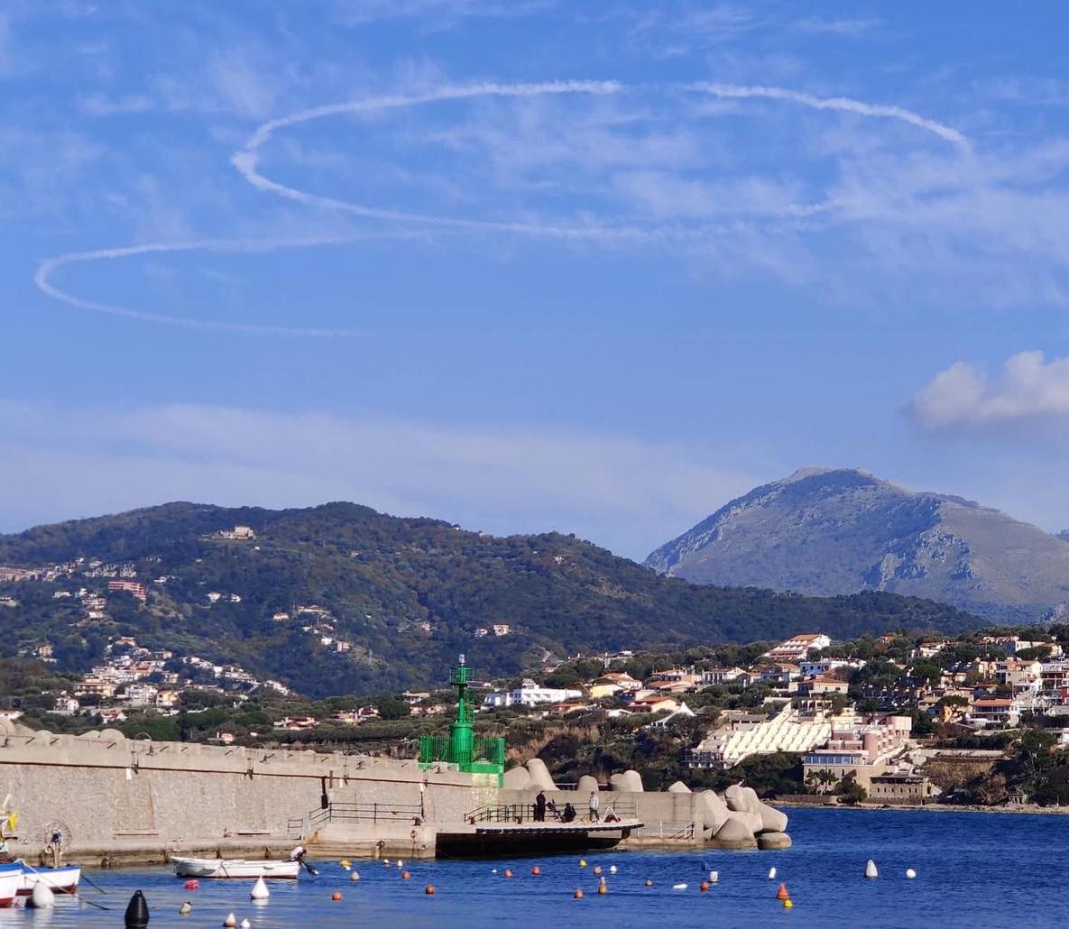 “Strani” cerchi nel cielo avvistati nel Cilento: le segnalazioni dei lettori