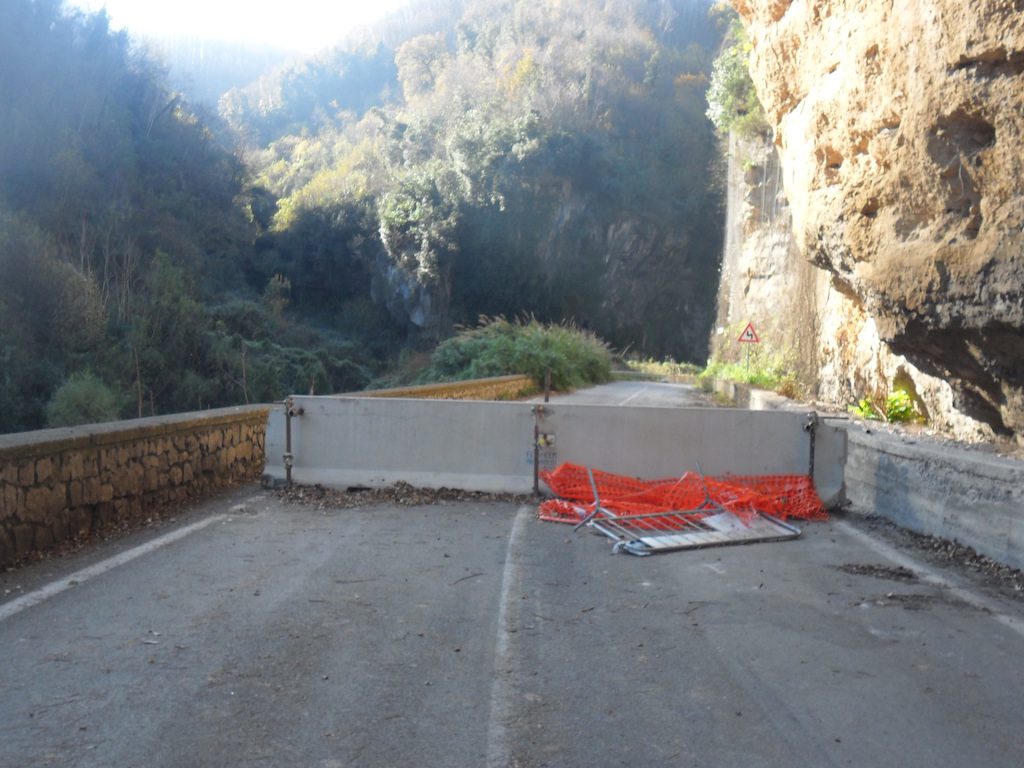 Ponte su strada che collega il Cilento rischia crollo: «Unica via è demolizione»