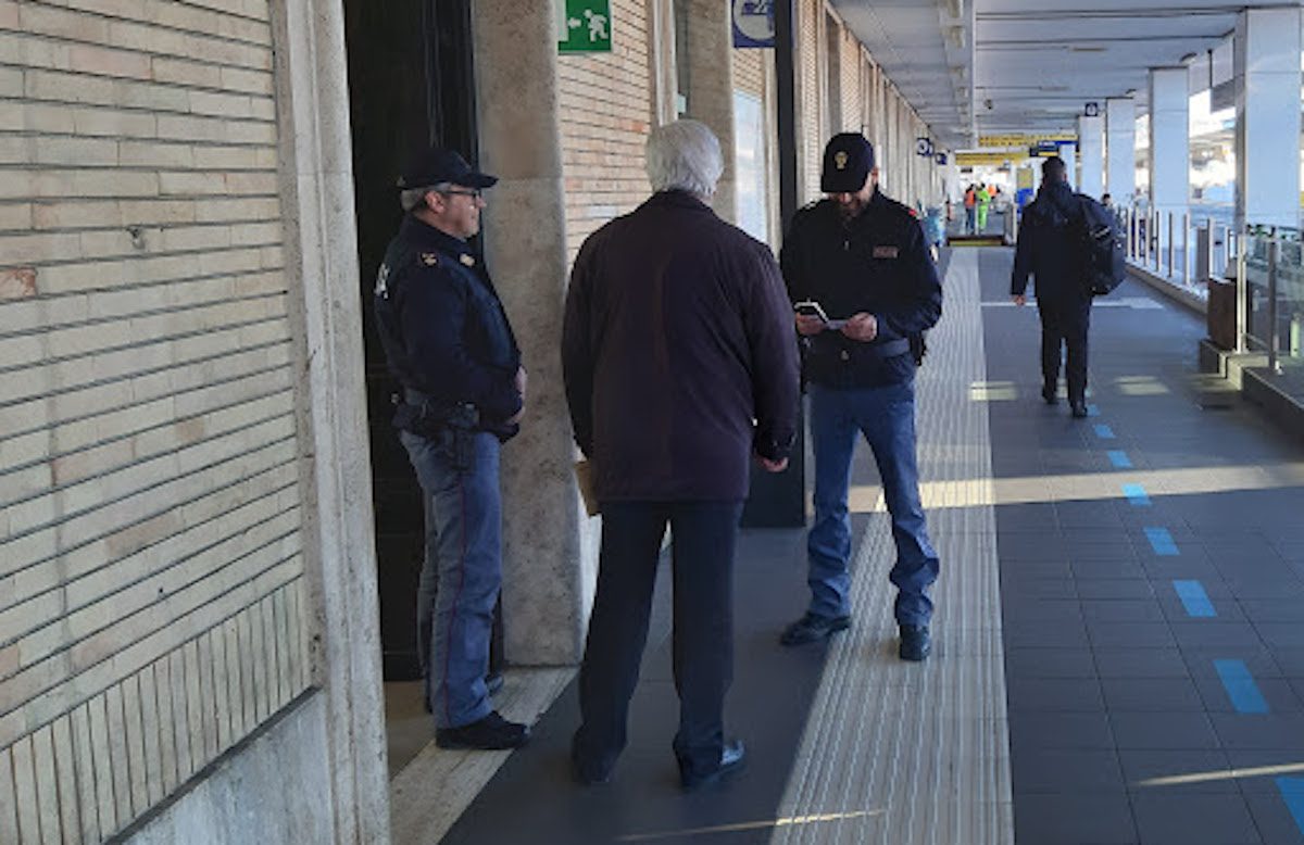 Bloccato treno diretto in Cilento: 35enne aggredisce polfer, arrestato