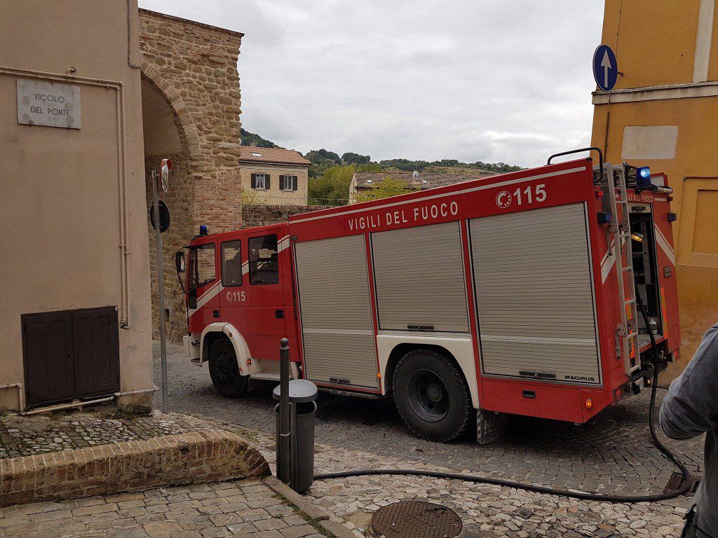 Tragedia, donna avvolta e uccisa dalle fiamme